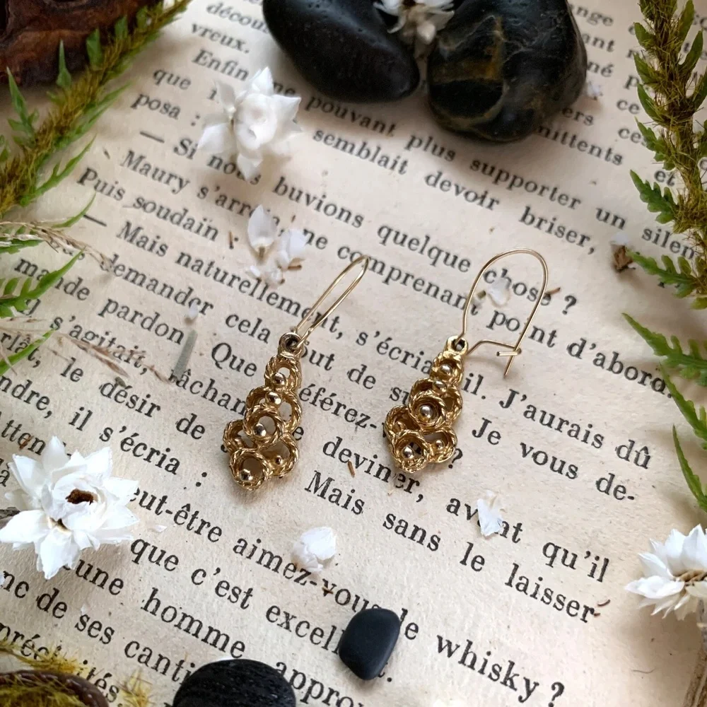 50's BAROQUE SCALLOPED ROPE LATTICE DANGLE EARRINGS - Picture 3 of 10
